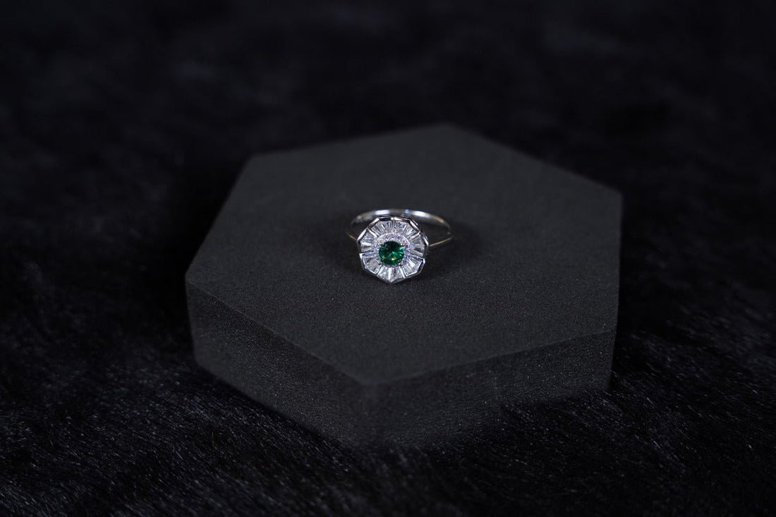 SILVERINGS 925 STERLING EMERALD ELEGANCE RING - Silverings