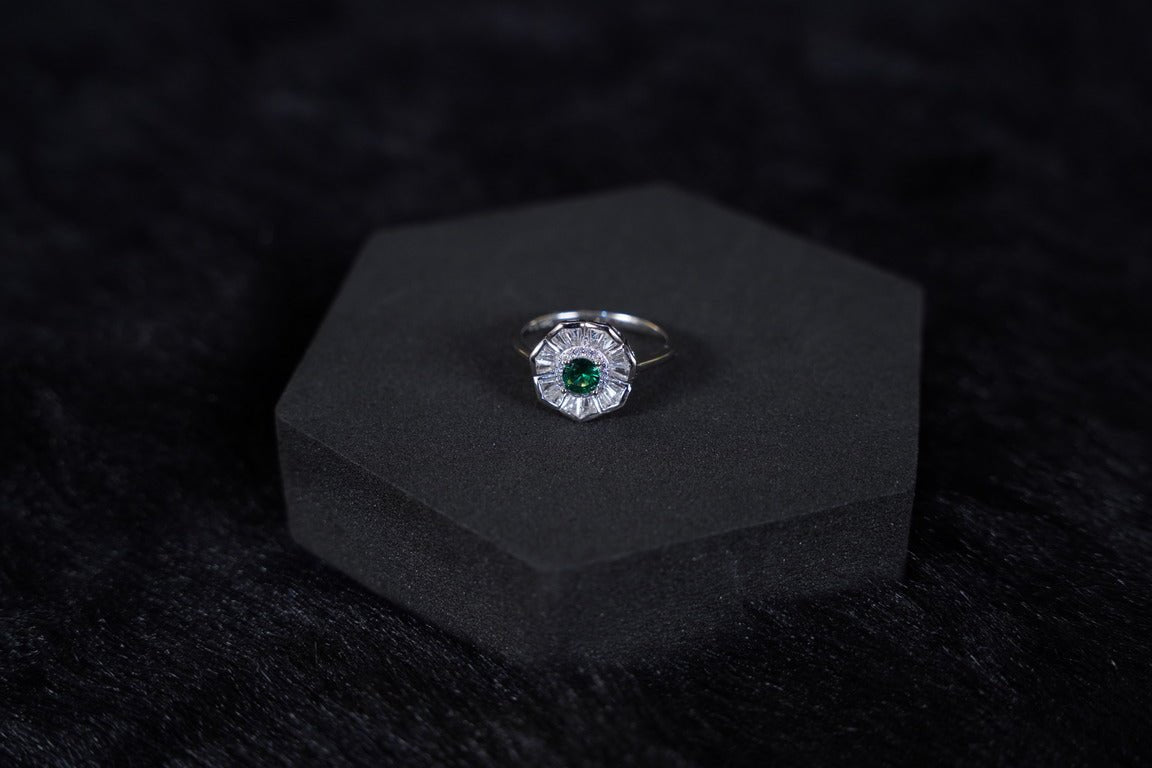 SILVERINGS 925 STERLING EMERALD ELEGANCE RING - Silverings